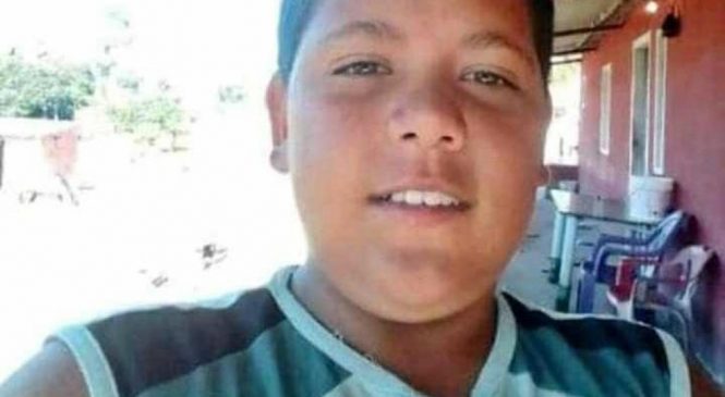 Menino de 13 anos é atingido por 14 tiros enquanto buscava primo para o aniversário; polícia acredita que ele foi morto por engano