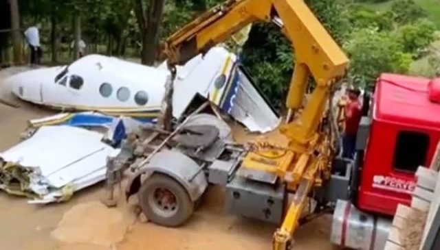 Partes do avião em que morreu Marília Mendonça deixam Caratinga (MG)