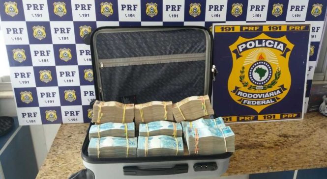 PRF apreende mala com R$ 700 mil em bagageiro de ônibus na Bahia; veículo seguia com destino a Natal