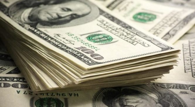 Dólar opera em alta, bate novo recorde e chega a R$ 5,20