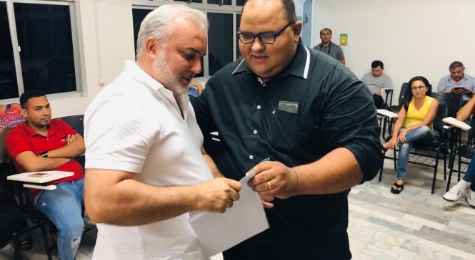 Vereador Renato Alves entrega ao senador Jean Paul solicitação de emenda pro hospital centenário e pra Maternidade Santa Luiza de Marilac