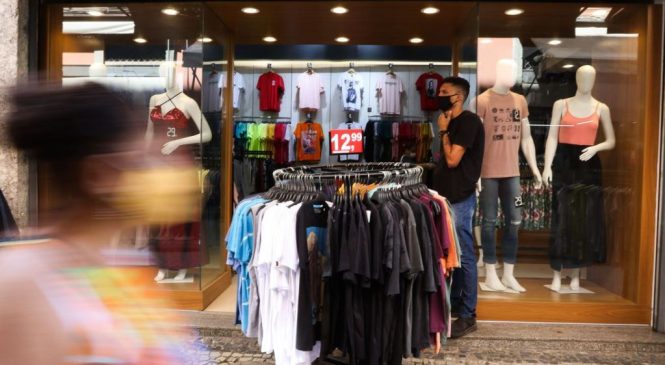 Desemprego cai para 13,7%, revela pesquisa do Ipea; Em março, percentual era de 15,1%
