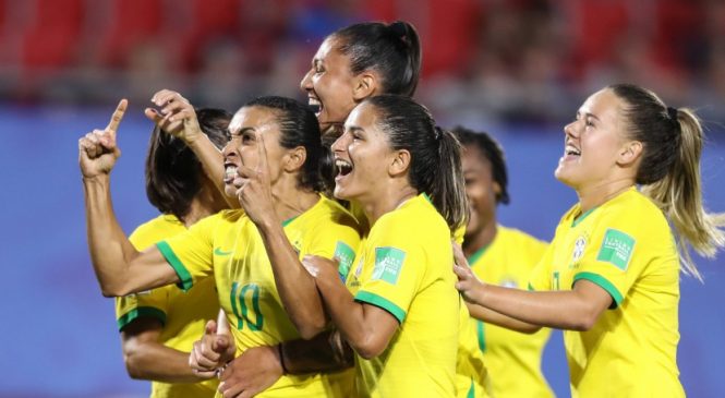 Brasil vence Itália e garante vaga nas oitavas da Copa do Mundo