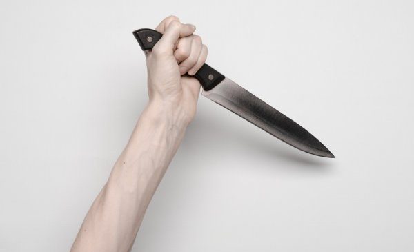 CRUELDADE: Filho amarra e mata mãe idosa com 30 facadas em Fortaleza