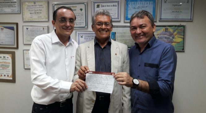Ex-deputado Rui Barbosa assina ficha de filiação ao PHS