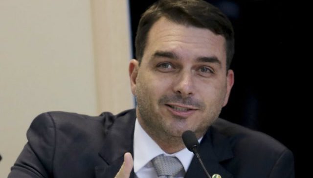 Flávio Bolsonaro admite que Queiroz pagava suas contas pessoais