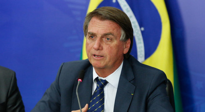 Bolsonaro critica o sistema eleitoral mais uma vez