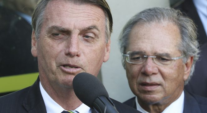 Guedes ouve crítica sobre privatização da Petrobras, se irrita e vai embora