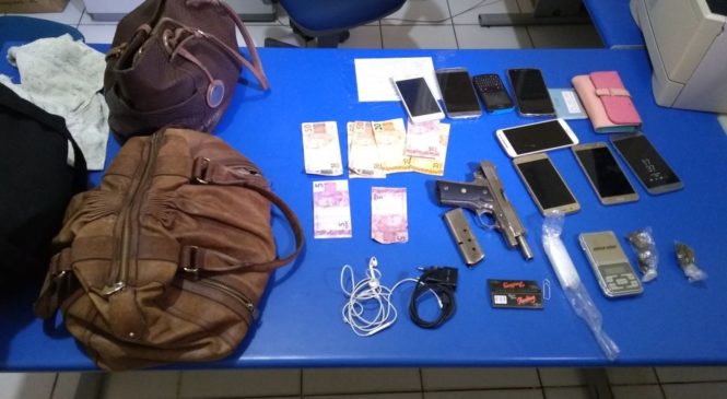 Irmãos são presos após praticarem assaltos com vítimas dentro de veículo