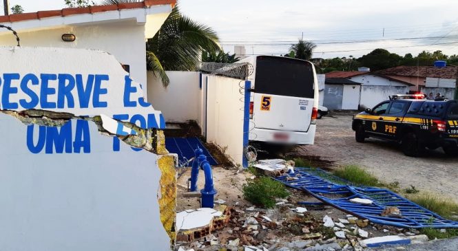Ao tentar fugir de blitz, motorista de micro-ônibus bate em carro, derruba muro e quase atropela agente da PRF no RN