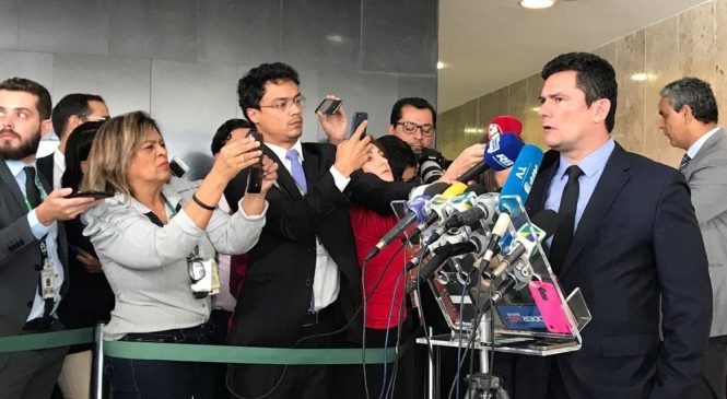 Bolsonaro assina pacote anticrime de Moro que será enviado ao Congresso Nacional