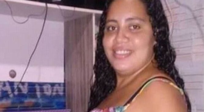 Com filha de 2 meses no colo, mulher é baleada no pescoço e morre a caminho de hospital no RN