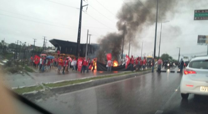 com chuva e protesto, sem transportes e polícia, Natal vive um caos