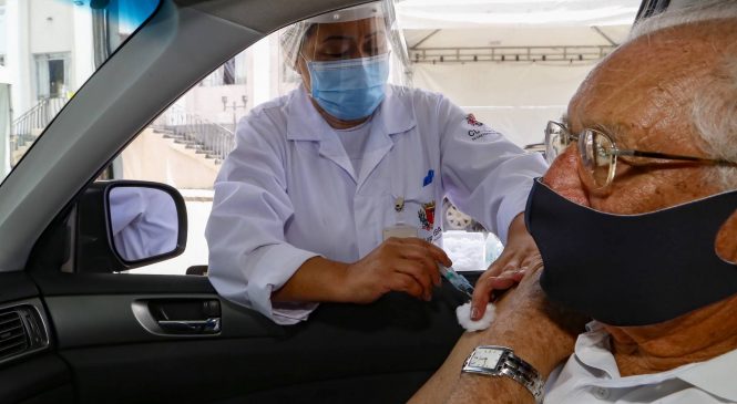 Vacinação mostra resultados e reduz internações e mortes de pessoas acima de 60 anos