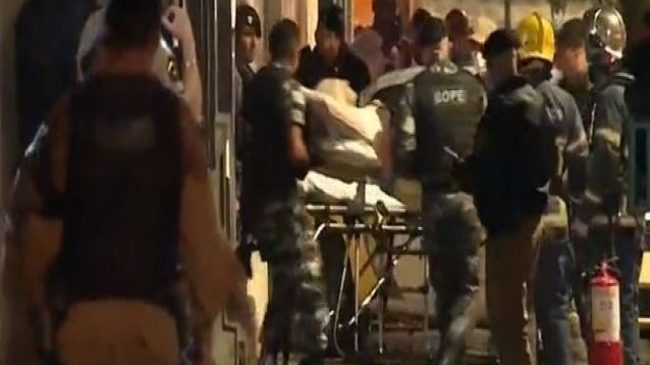Idoso surta, dá mais de 30 tiros dentro de casa e se joga da janela