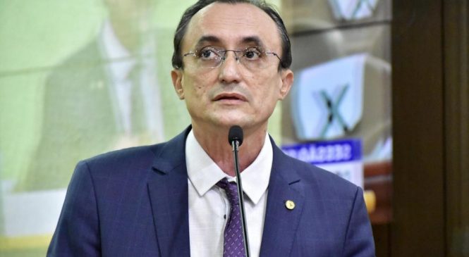 Souza requer operação Tapa Buracos e construção de quadra de esportes