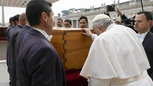 Bento 16 é sepultado no Vaticano após funeral presidido por papa Francisco