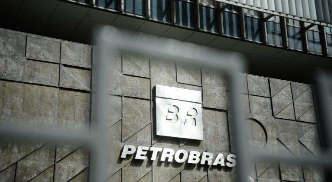 Petrobras corta preço da gasolina em 15% nas refinarias