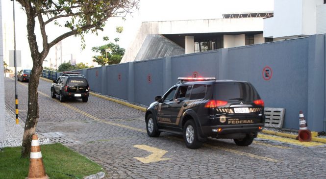 PF investiga fraudes em contratação de financiamentos de carros e cumpre mandados em Natal