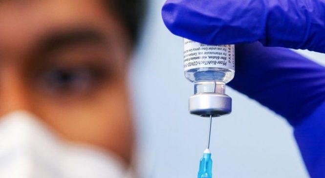Vacina da Pfizer reduz risco de hospitalização em 90% mesmo após 6 meses da 2ª dose, diz estudo