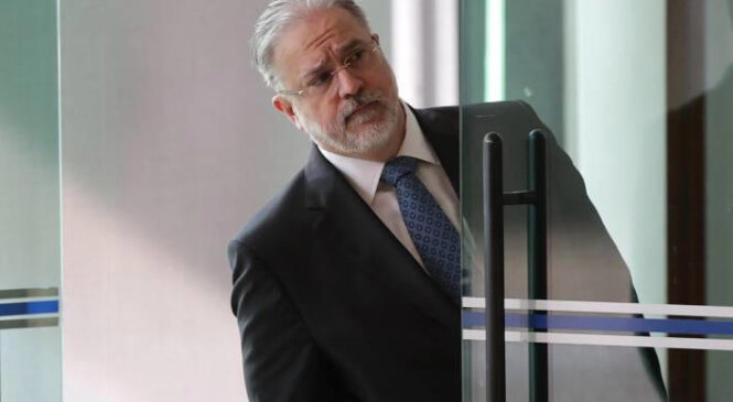 PGR pede arquivamento em série de investigações que atingem Bolsonaro; Supremo dá protagonismo à PF