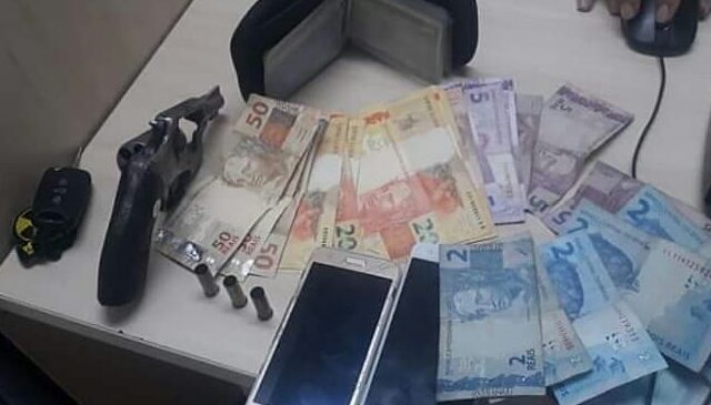 Homem efetua disparos de arma em via e é preso PM no Guararapes