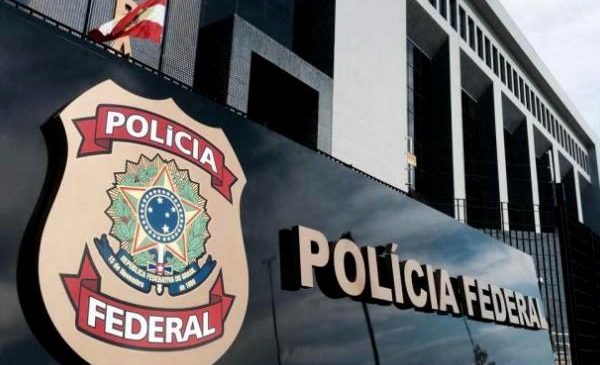 Novo diretor da PF decide trocar comando de setor que investiga Bolsonaro