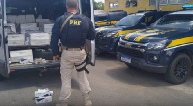 PRF apreende micro-ônibus com carga de cigarros contrabandeados em Natal; motorista é preso
