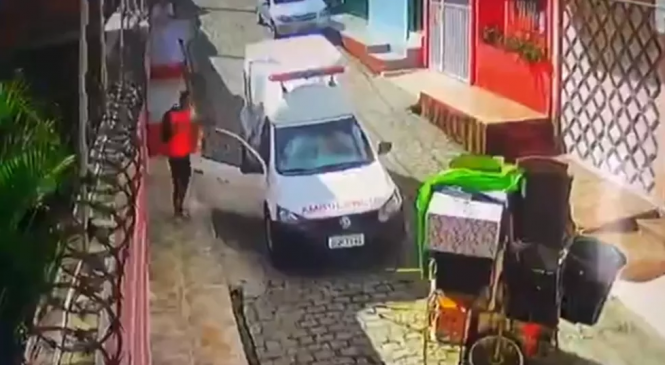 Bandidos fogem em ambulância após tentativa de assalto a restaurante em Natal