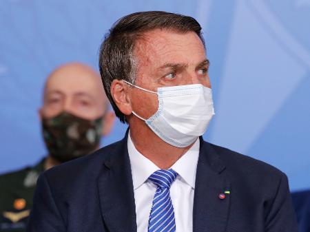 Bolsonaro deixa hospital após ser internado com dores abdominais