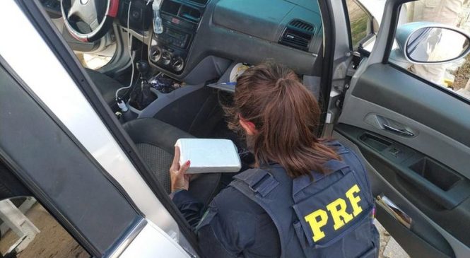 PRF prende casal com 1 quilo de cocaína dentro do carro no interior do RN