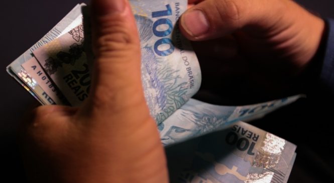 Governo eleva a R$ 1.210 salário mínimo para 2022 após revisão do INPC
