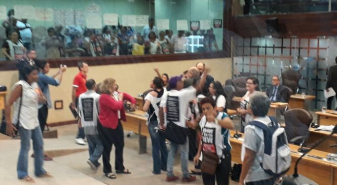 Assembleia do RN aprova lei que congela orçamento de 2018 e servidores invadem plenário