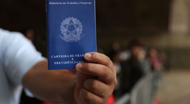 Brasil criou 324 mil vagas de emprego com carteira assinada em novembro de 2021