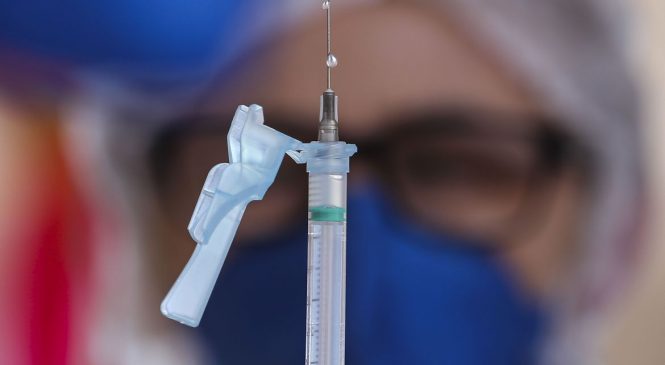 A 3ª dose de reforço para maiores de 18 anos