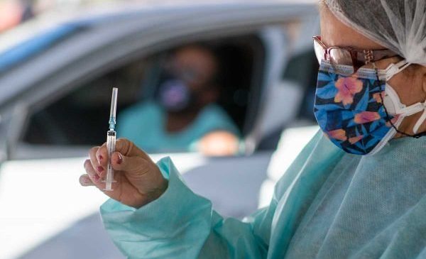 COVID: Média móvel de mortes chega ao 10º dia seguido de queda no Brasil; País registrou 188 óbitos e 15,3 mil casos nas últimas 24h