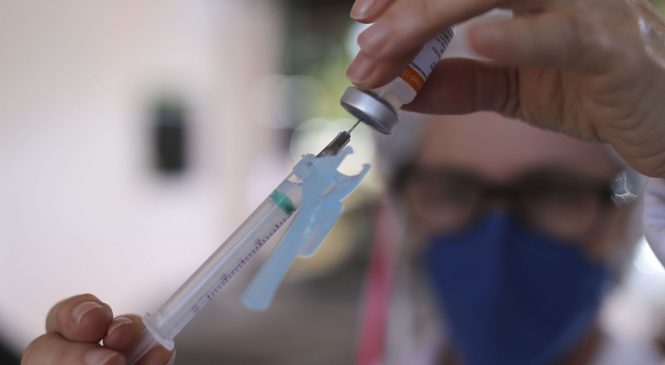 População brasileira totalmente imunizada contra a Covid passa de 32,6 milhões