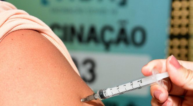 Brasil ultrapassa marca de 50% da população adulta vacinada com duas doses ou dose única contra a Covid-19