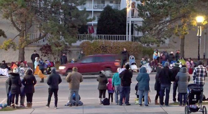 Motorista avança com SUV contra desfile de Natal em Wisconsin, nos EUA, e deixa 5 mortos e 40 feridos