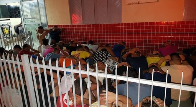 Polícia interrompe festa e leva mais de 100 pessoas para delegacia no RN