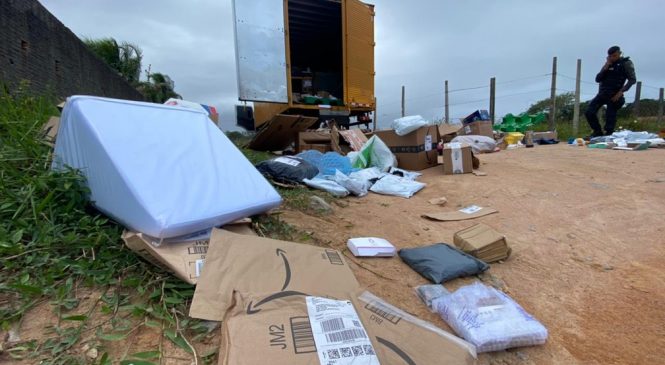 Bandidos agridem motorista e saqueiam caminhão dos Correios na Grande Natal; entre itens levados, celulares, notebooks e outros eletroeletrônicos