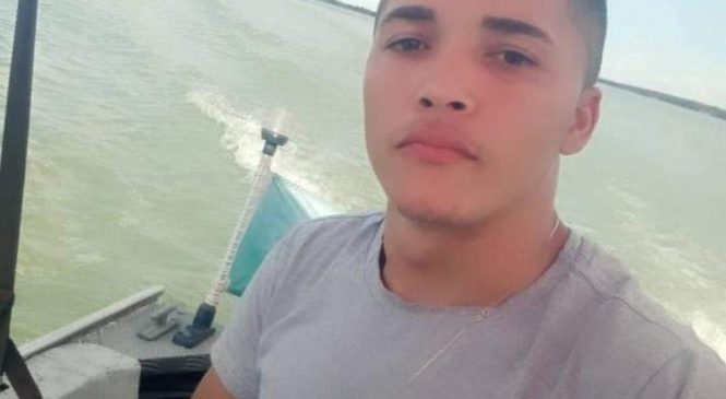 Jovem de 23 anos morre após bater moto na traseira de caminhão no interior do RN